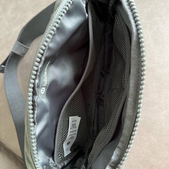 Lululemon • Everywhere Belt Bag Lg 2L Heritage 365 Grey Limited Edition - Picture 4 of 9
